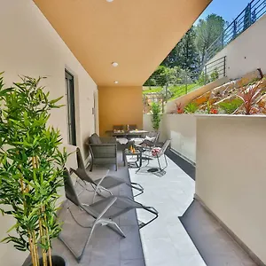 luxury-urban-villa-apartments-with-jacuzzi.splithotels.org/